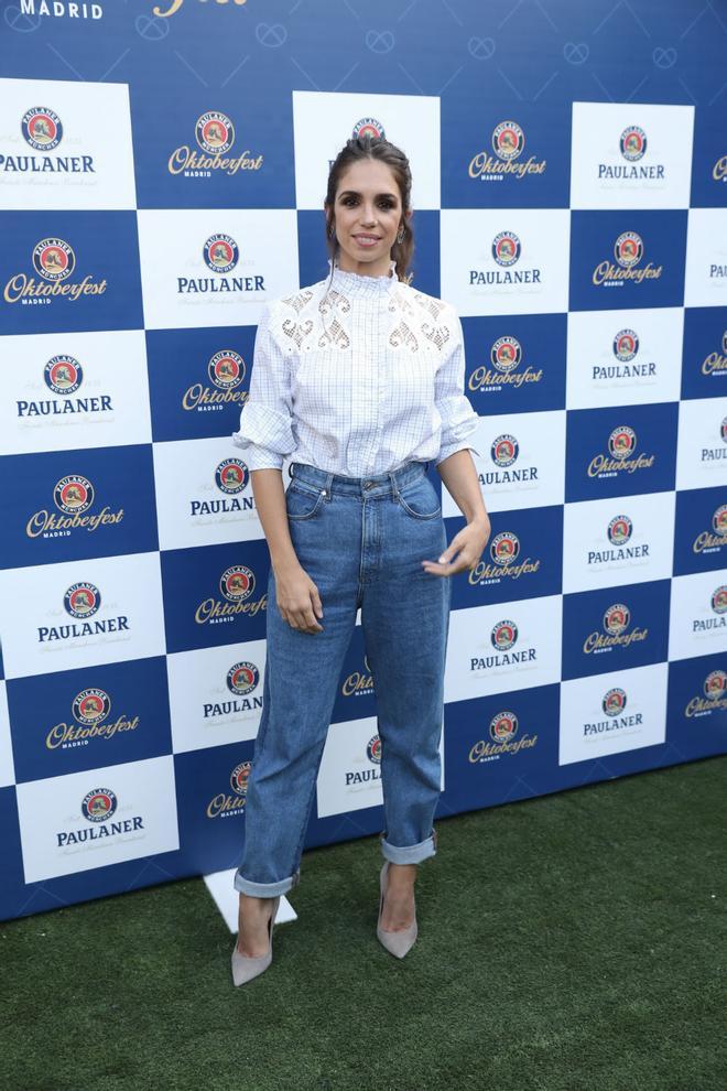 Elena Furiase con mom jeans y camisa a cuadros