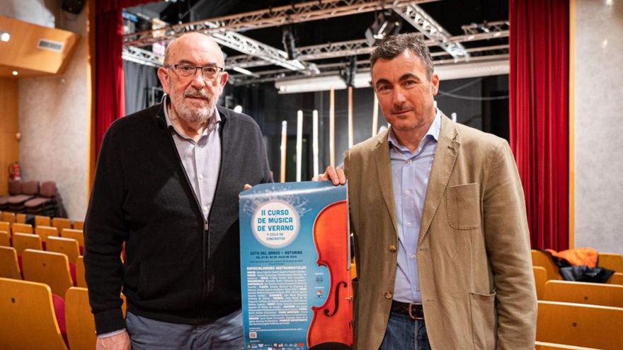 Jaime Menéndez Corrales y Daniel Tarrio, ayer, en el teatro Clarín de Soto del Barco.