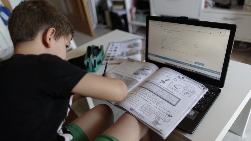 Aulas sin pantallas en Madrid y digitalización en Andalucía: &quot;La clave es qué hacer con la tecnología&quot;