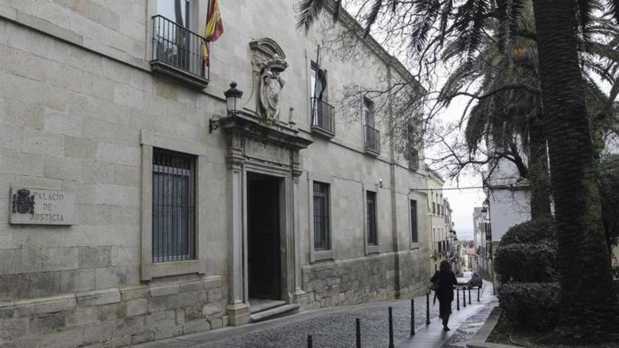 Entrada principal del Tribunal Superior de Justicia de Extremadura.