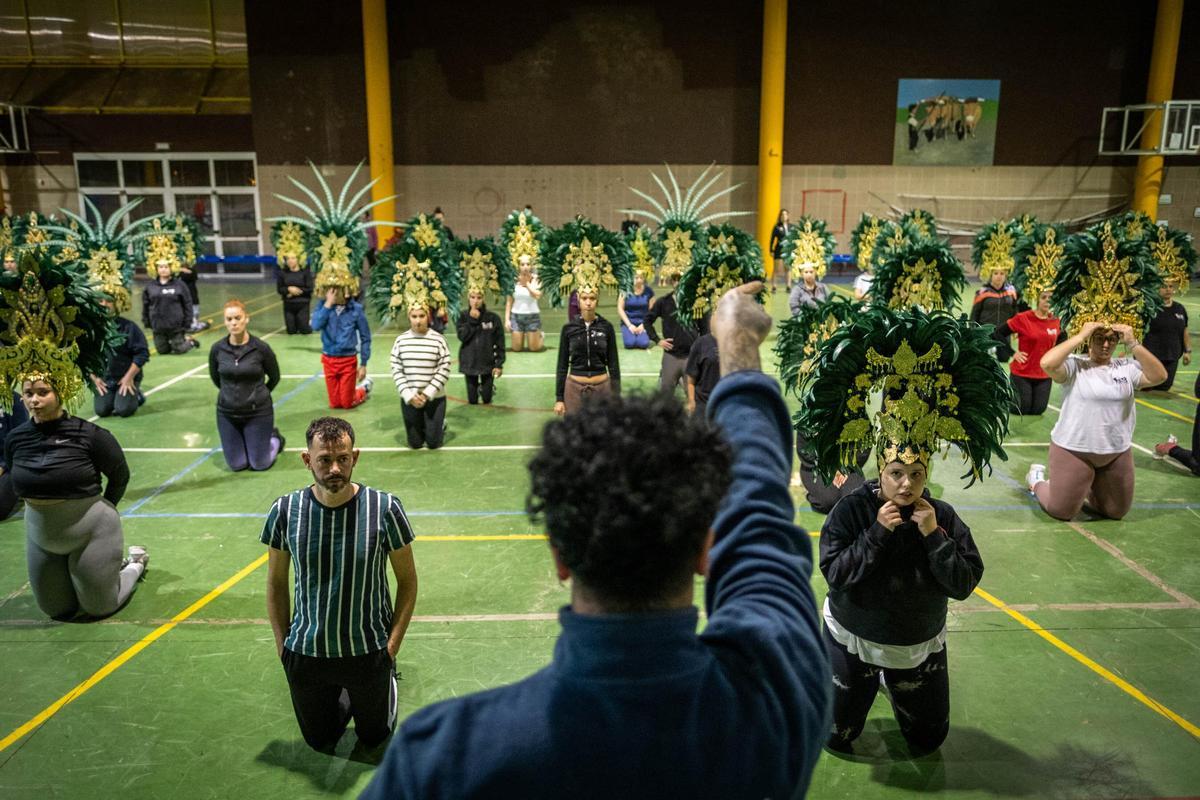 Parte de la comparsa durante un ensayo.
