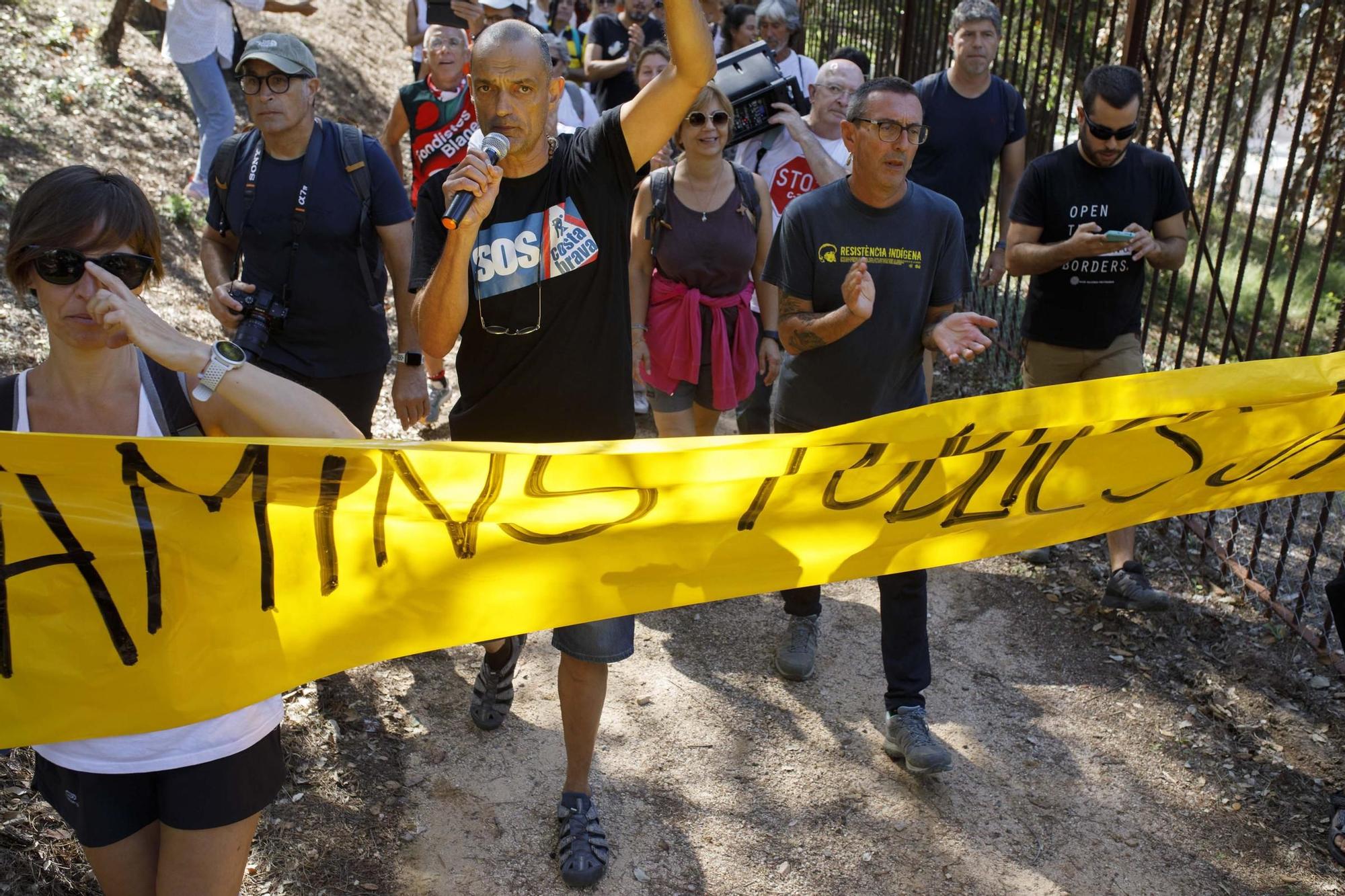 Els activistes han demanat la reobertura del camí de ronda al seu pas per Can Juncadella