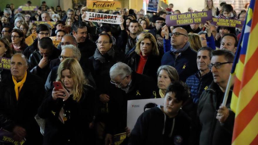 Multitudinària concentració a la plaça de l&#039;Ajuntament de Figueres.