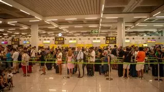 Una pasajera de un vuelo de Ibiza desviado a Palma denuncia el trato recibido: "Viajaba con mi bebé y no nos dieron comida ni agua"