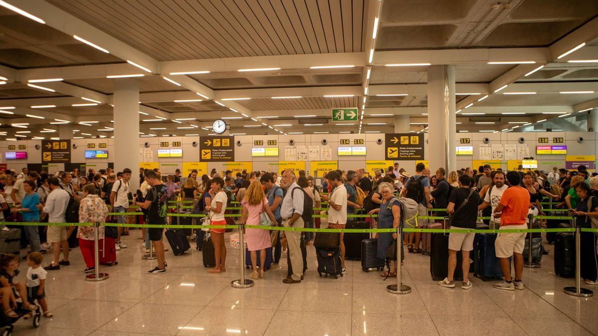 VÍDEO | Una pasajera de un vuelo de Ibiza desviado a Palma denuncia el trato recibido: "Viajaba con mi bebé y no nos dieron comida ni agua"