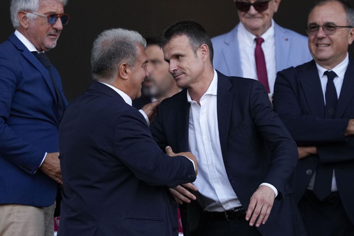 Jon Uriarte y Joan Laporta se saludan en el palco de Montrjuïc