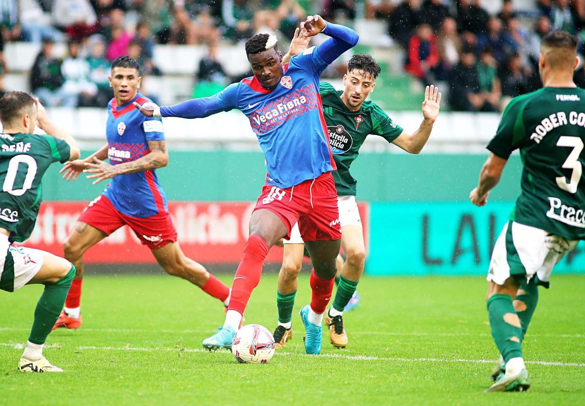 El Elche resbala en A Malata y frena su reacción (1-0) El Elche resbala en A Malata y frena su reacción (1-0)
