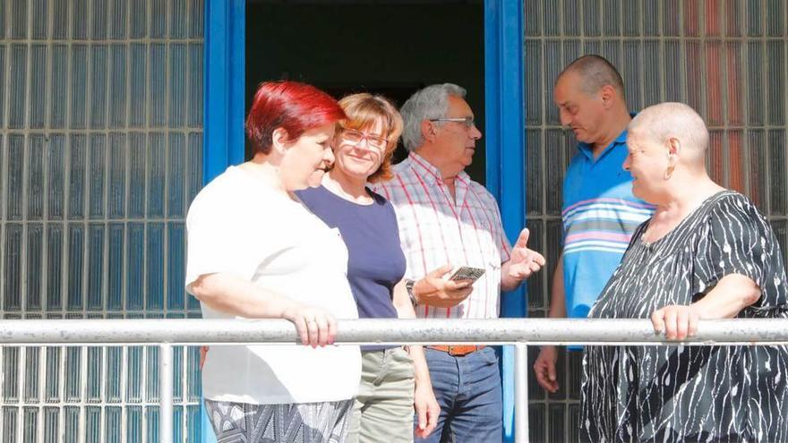 Bene García (vicepresidenta vecinal), Telvi Fernández y Jesús Alonso, con los vecinos desahuciados.