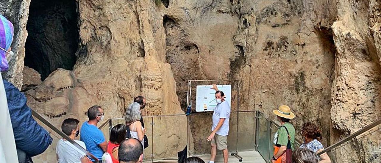 Turistes en la Cova del Parpalló en una visita guiada.