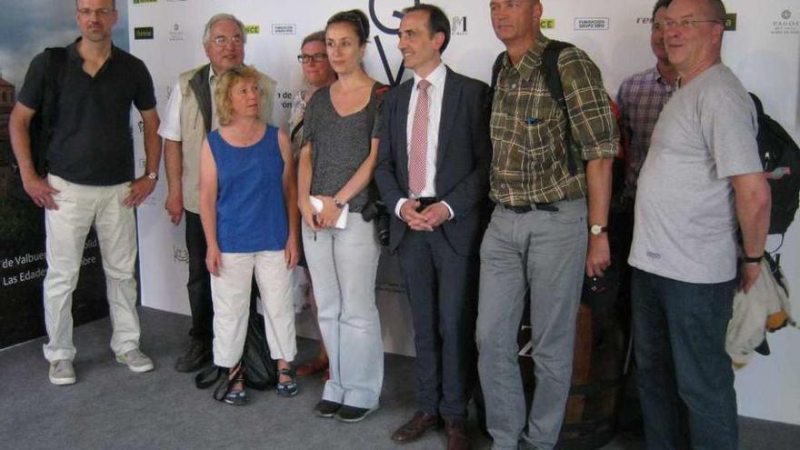 Los periodistas alemanes posan con Prieto (cuarto por la derecha) en la exposición Aqva. Foto