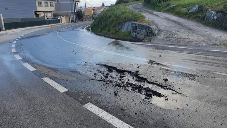 Imagen tomada esta misma mañana en la carretera, tras la enésima rotura de la tubería.