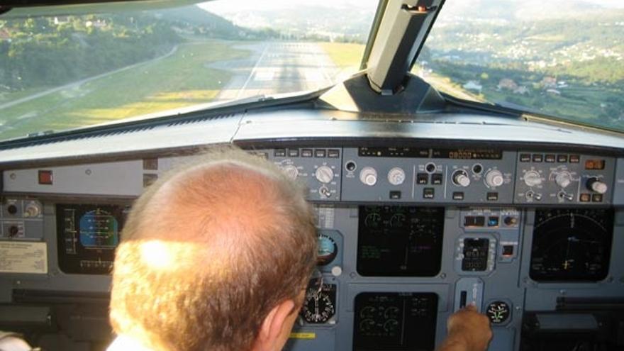 El comandante de un Airbus 320 como el que utilizará Clickair en los vuelos a Londres, acciona el mecanismo para recoger el tren de ruedas tras despegar del aeropuerto de Vigo.