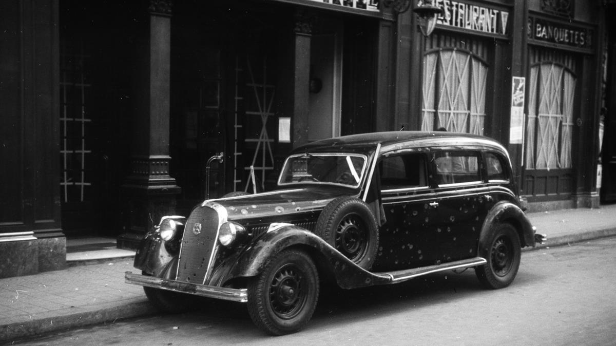Un vehículo ametrallado en las calles de Barcelona, en 1936.