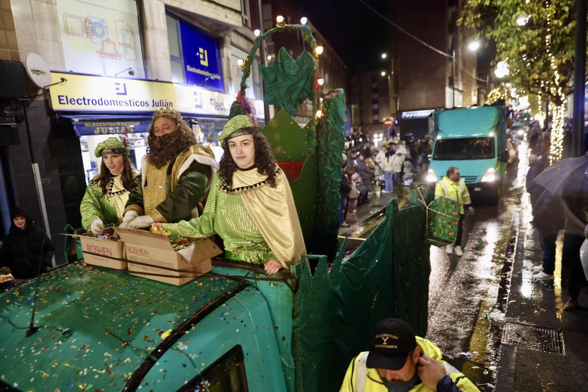 La cabalgata de Reyes en la zona oeste de Gijón, en imágenes