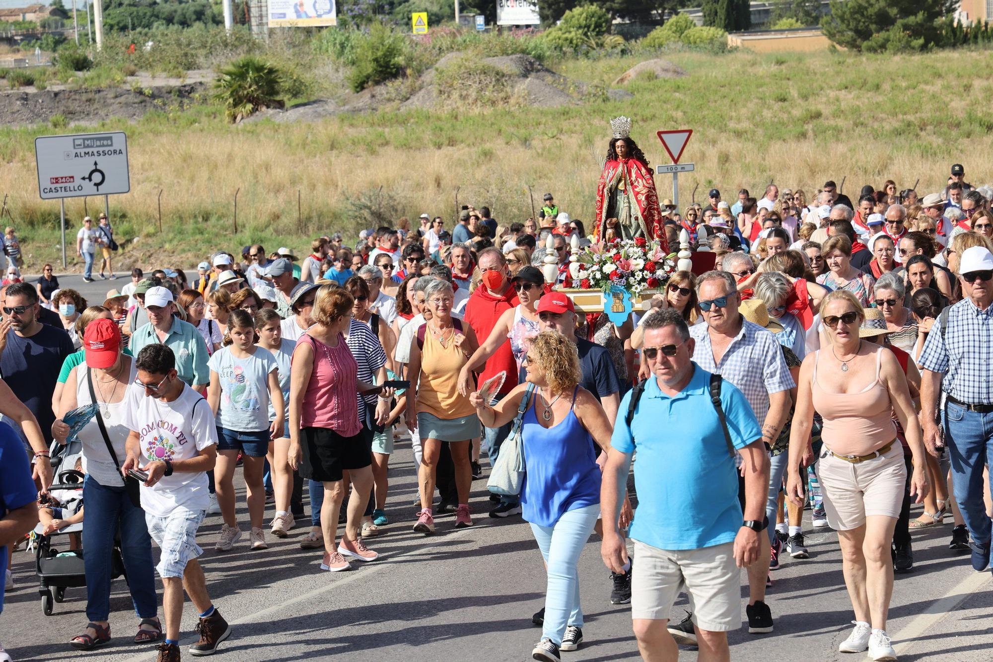 Miles de romeros acompañan a Santa Quitèria en la ‘tornà’ de Almassora