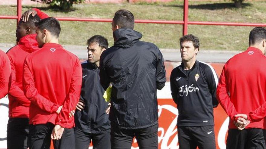 Rubi con sus jugadores en el último entrenamiento del Sporting.