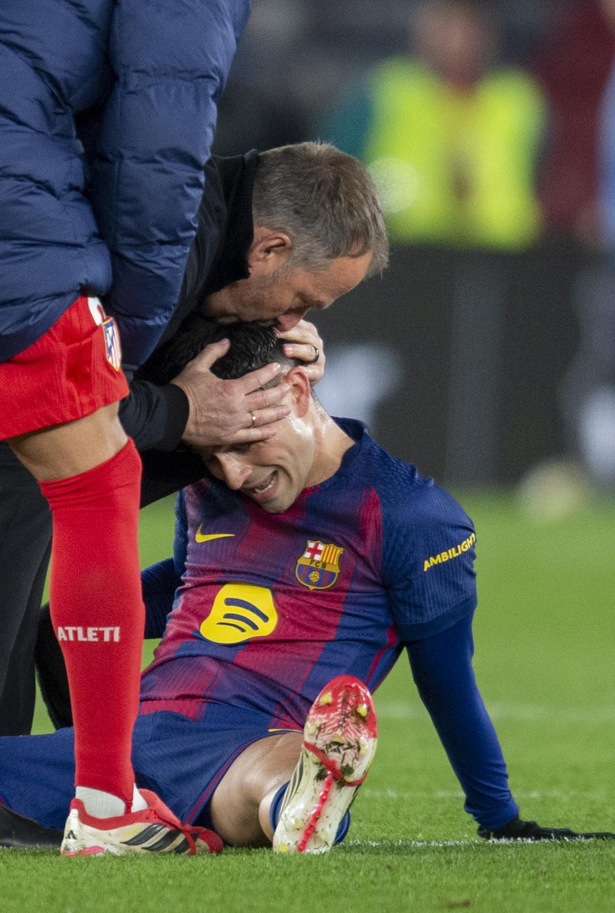 Flick besa a Pedri al acabar el partido.