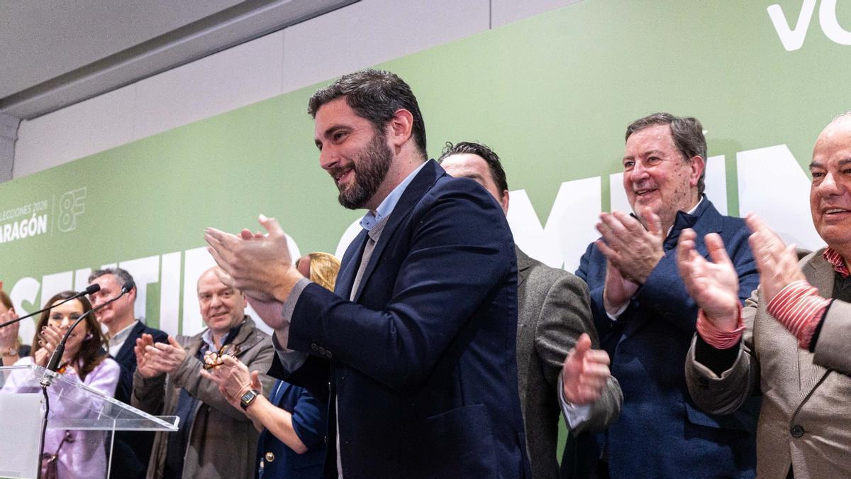 El candidato de Vox, Alejandro Nolasco, este domingo junto a otros miembros de la candidatura, en la noche electoral del partido en Zaragoza.