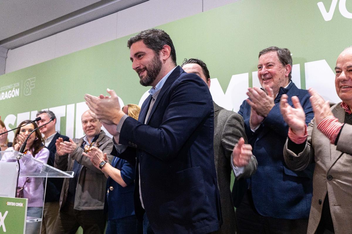 El candidato de Vox, Alejandro Nolasco, este domingo junto a otros miembros de la candidatura, en la noche electoral del partido en Zaragoza.