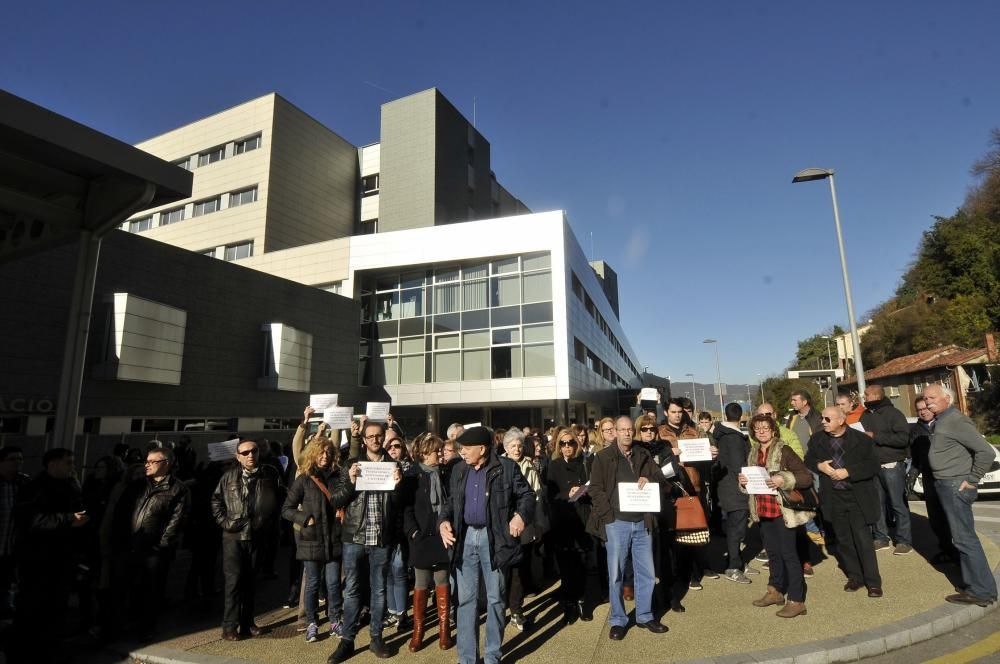 Protesta de los empleados del hospital por el despido de dos trabajadores de la cafetería