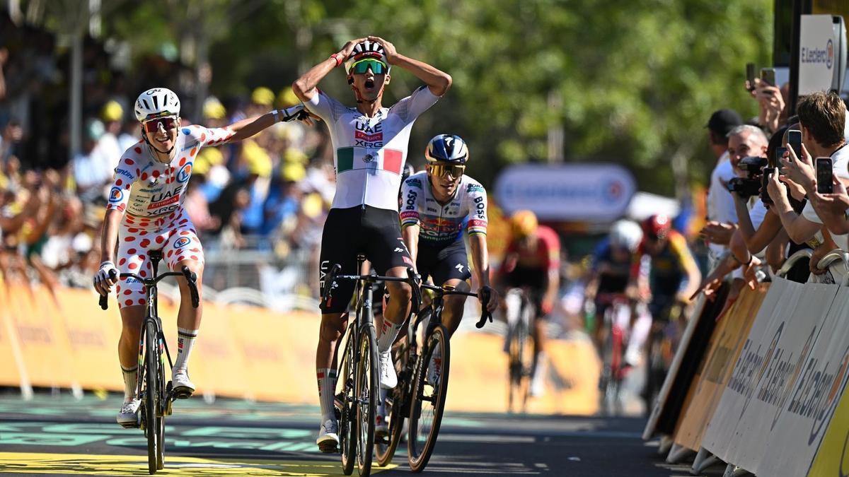 Isaac del Toro celebra su victoria en la segunda etapa del Tour de Francia 2026.