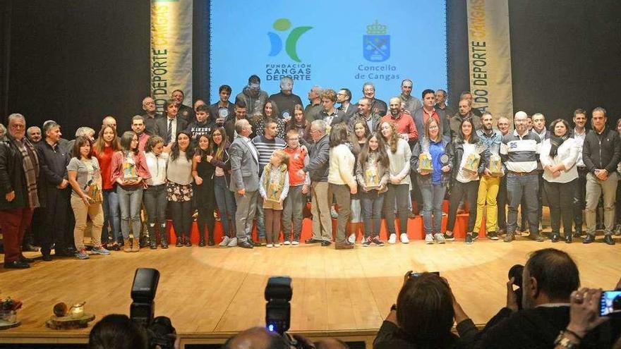 Una foto de familia con los premiados en la Gala do Deporte de Cangas del año pasado. // G.Núñez