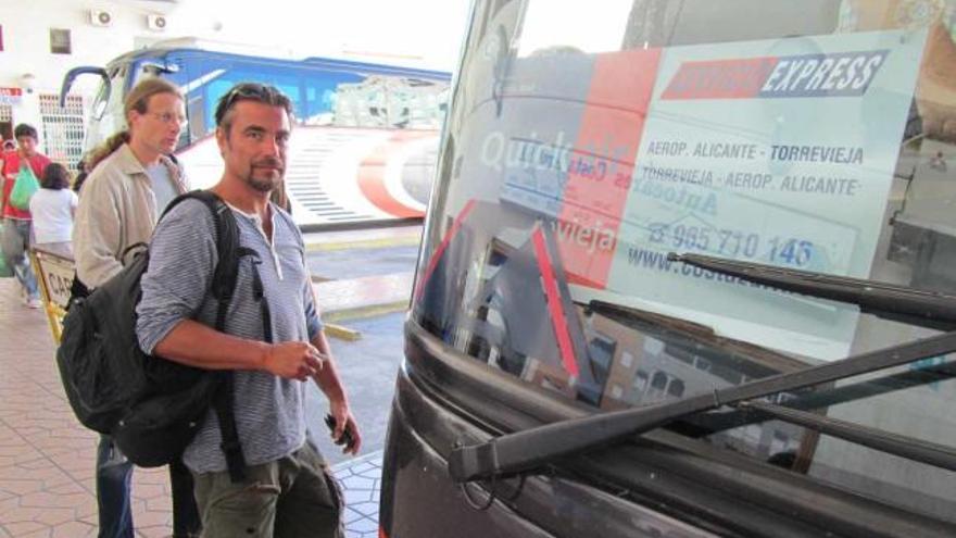 Imagen de la salida de la línea de autobús al aeropuerto ayer por la tarde.