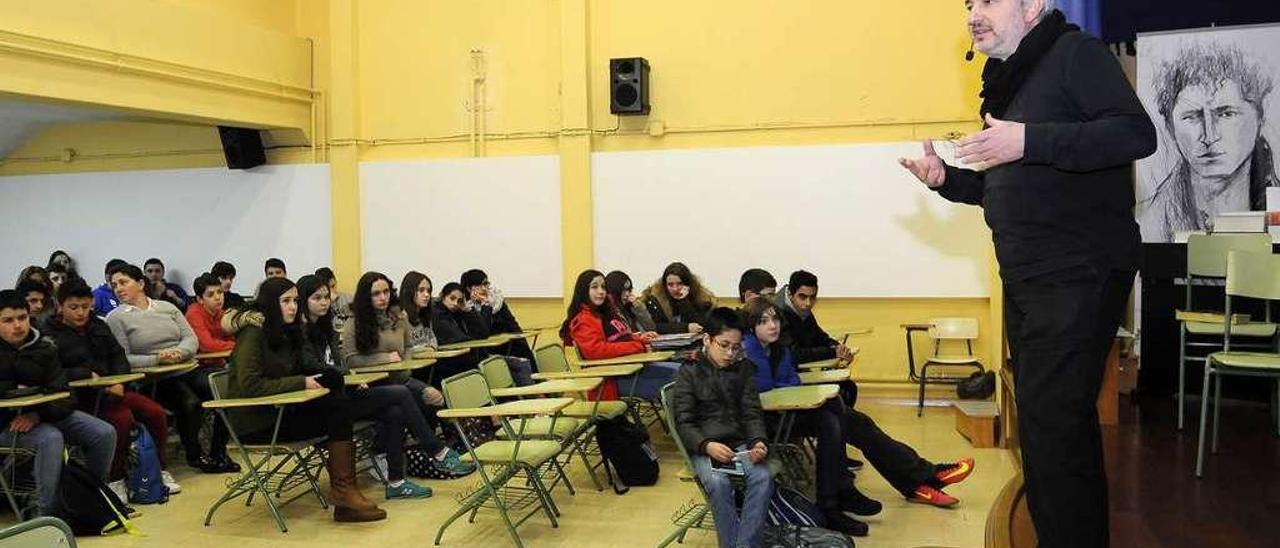 Un instante de la charla de Fran Alonso, ayer, en el salón de actos del IES Laxeiro. // Bernabé/Javier Lalín