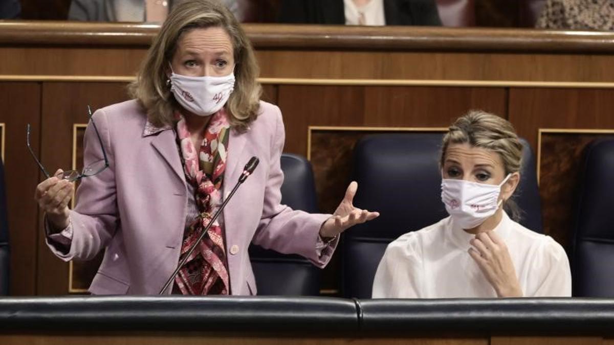 Las vicepresidentas primera y segunda del Gobierno, Nadia Calviño y Yolanda Díaz, durante la sesión de control al Gobierno en el Congreso, este 1 de diciembre de 2021.