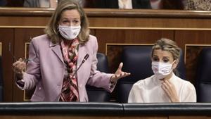 Las vicepresidentas primera y segunda del Gobierno, Nadia Calviño y Yolanda Díaz, durante la sesión de control al Gobierno en el Congreso, este 1 de diciembre de 2021.