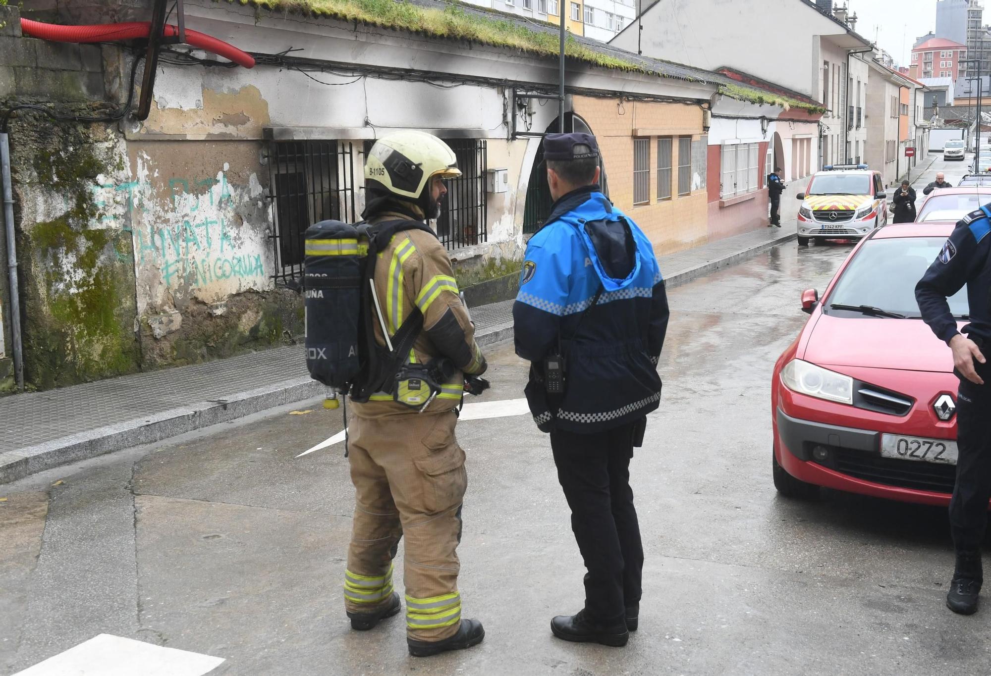 Los bomberos acuden a la calle Río Traba en A Coruña por un incendio en una casa ocupada