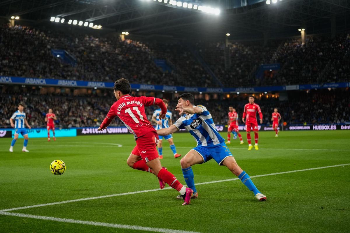 Kevin Medina regateando en el encuentro ante el Deportivo de La Coruña.