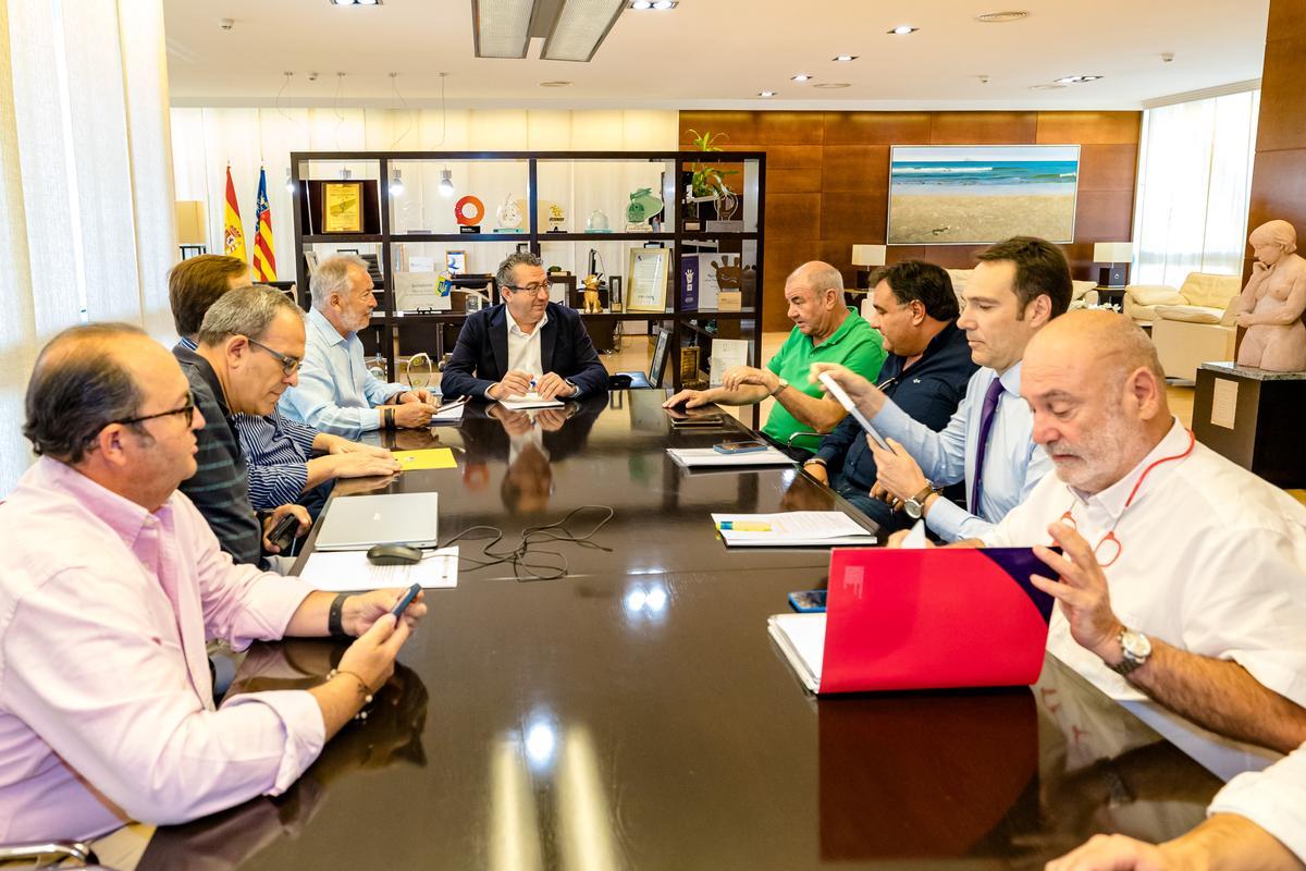 Toni Pérez y Antonio Rodes, junto a técnicos de ambas administraciones, en la reunión mantenida la pasada semana para iniciar el traspaso del edificio.