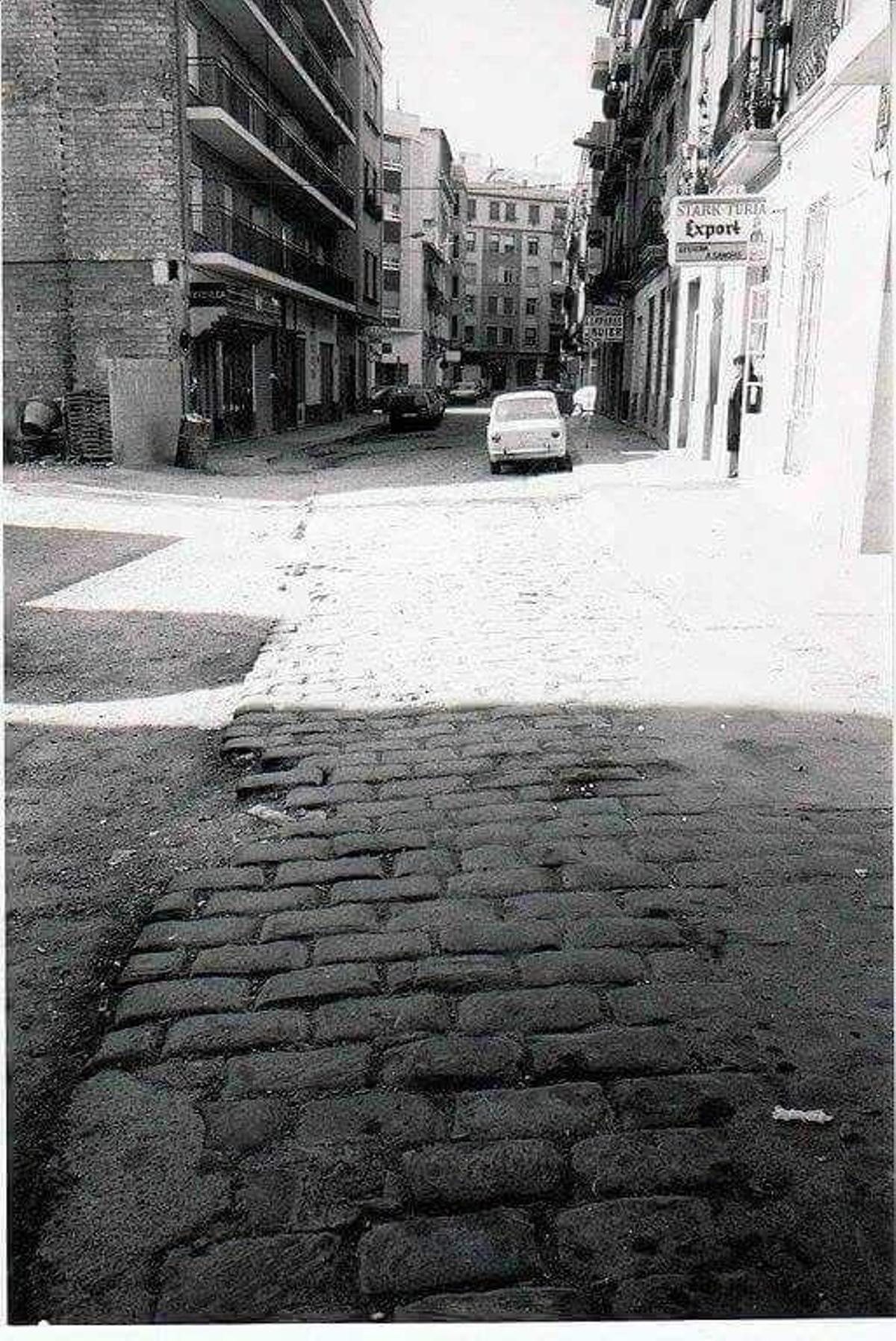 La calle Tomasos, cuando aún estaba adoquinada, con la sala Sider en el edificio de la izquierda