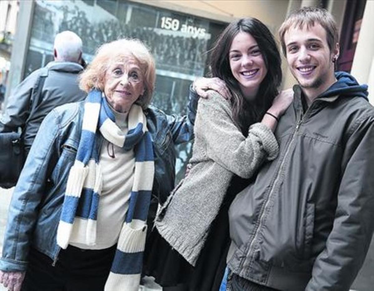Montserrat Carulla, la setmana passada, amb Vicky Luengo i Aleix Peña, a l’entrada del Romea. Montserrat Carulla, la setmana passada, amb Vicky Luengo i Aleix Peña, a l’entrada del Romea.