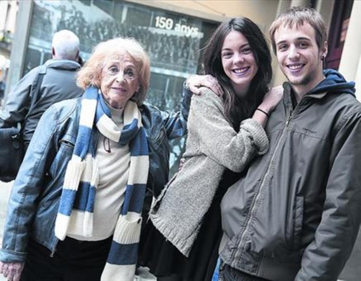 Montserrat Carulla, la setmana passada, amb Vicky Luengo i Aleix Peña, a l’entrada del Romea.