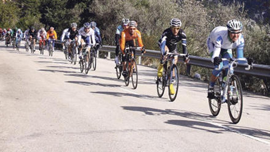 Rasante Abfahrten trotz unbefestigter Straßenränder: ein Radrennen in der Serra de Tramuntana.