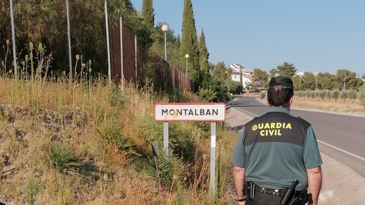 Un agente de la Guardia Civil, a la entrada de Montalbán.