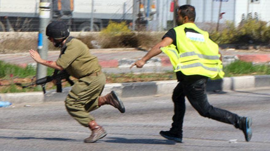 Un palestino persigue con un cuchillo a un soldado israelí.