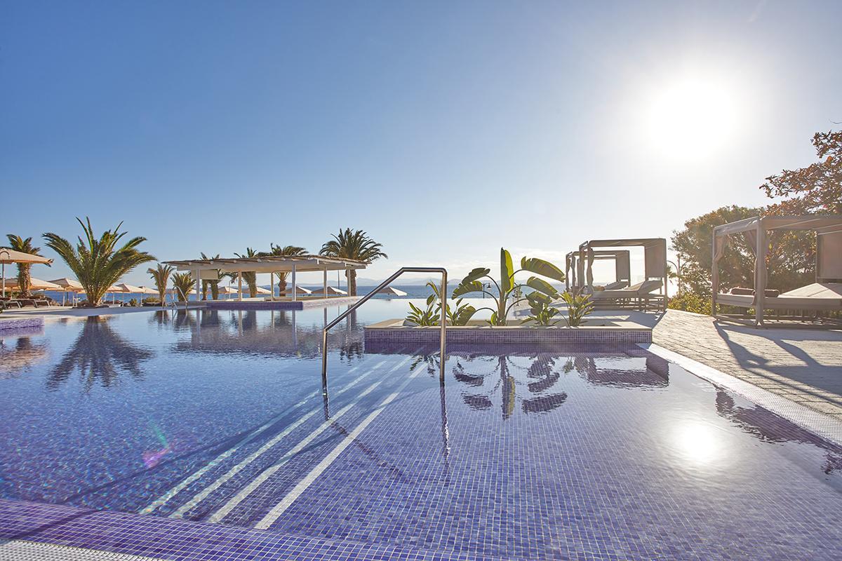 Una de las nueve piscinas con las que cuenta el hotel