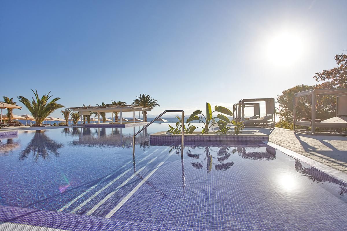 Una de las nueve piscinas con las que cuenta el hotel