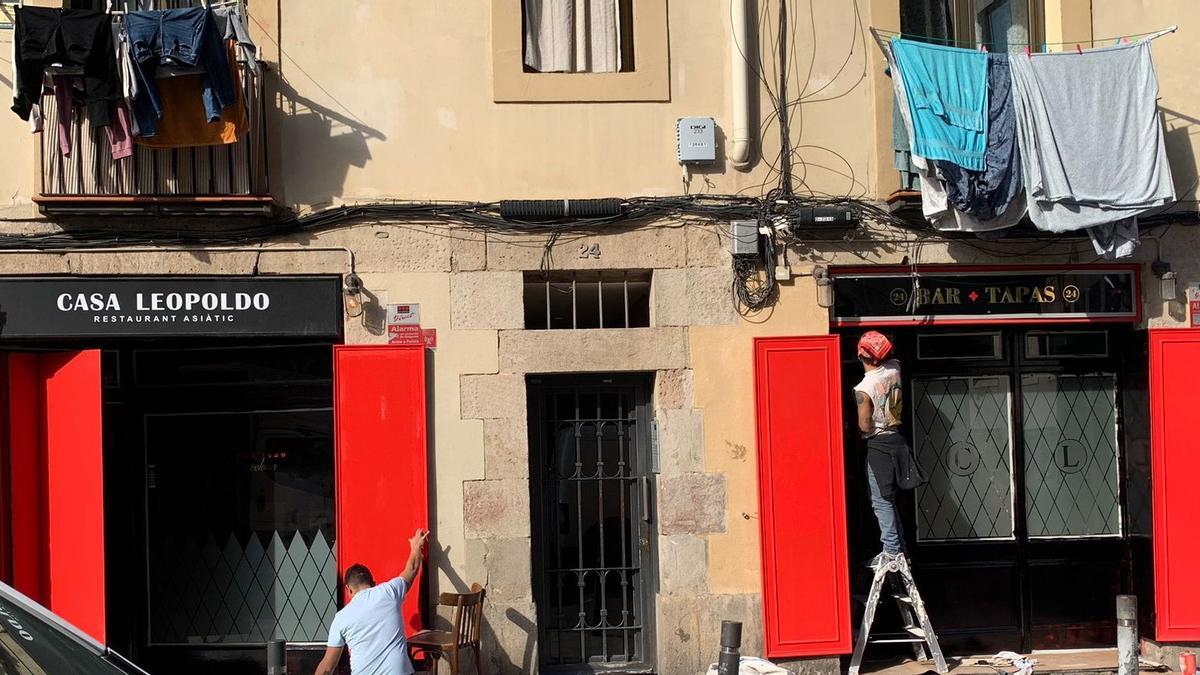 Dos operarios trabajan en la fachada de Casa Leopoldo, que abrirá de nuevo en marzo.