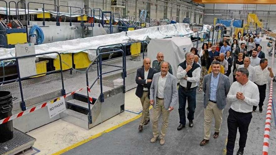 Visita ayer de familiares y trabajadores a la planta de Gamesa.