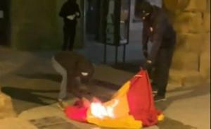 El CDR Acció Directa crema la bandera espanyola a l’Ajuntament de Vic