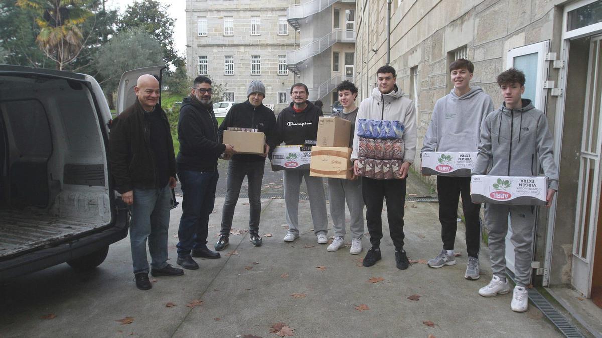 Los voluntarios que repartieron lastoneladas de comida.