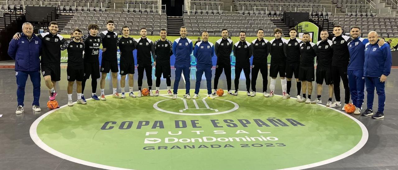 Equipo al completo y cuerpo técnico del UMA Antequera en el Palacio de los Deportes de Granada.