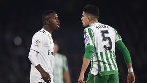 Uno de los encontronazos entre Vinícius y Marc Bartra durante el partido.