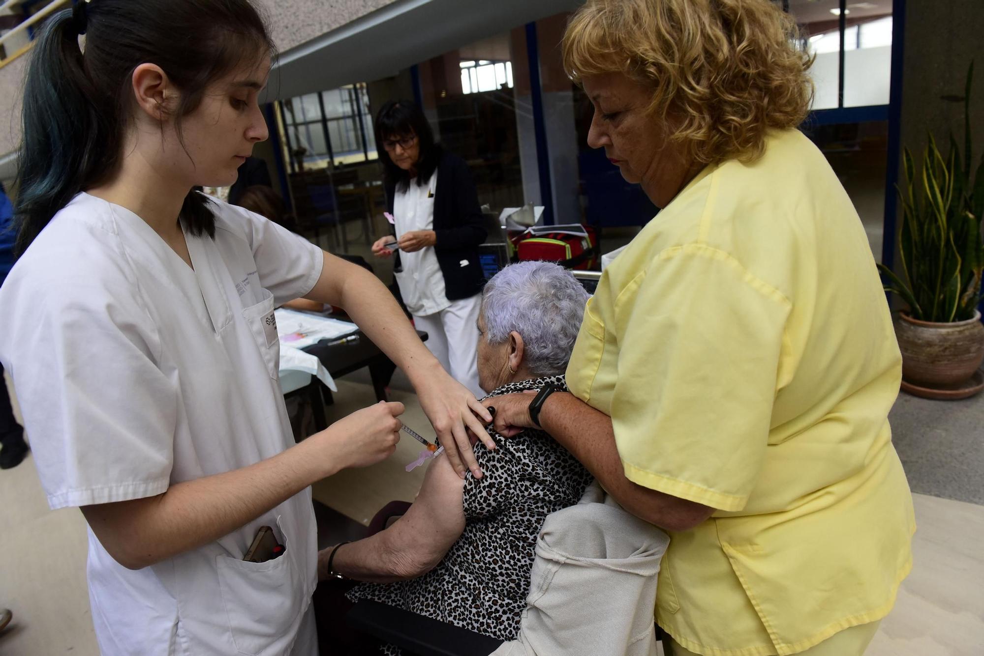 Vacunación en la residencia Torrente Ballester