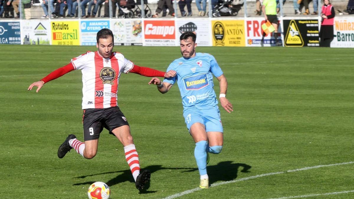 Torrado disputa el balón al isleño Adri Rodríguez durante el Céltiga-Arosa.