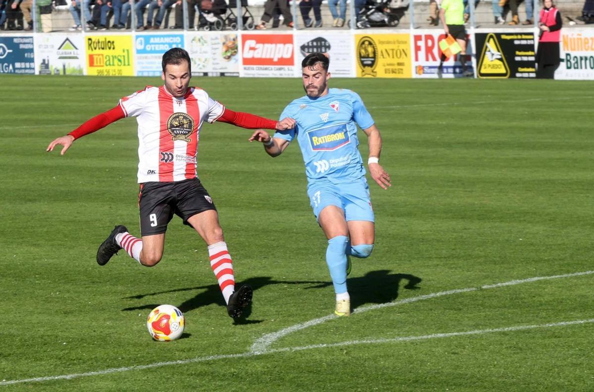 Torrado disputa el balón al isleño Adri Rodríguez durante el Céltiga-Arosa.